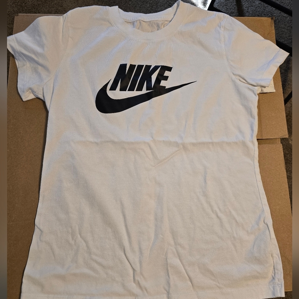 Nike White Logo Tee Medium Classic Swoosh Cotton Shirt Casual Mens